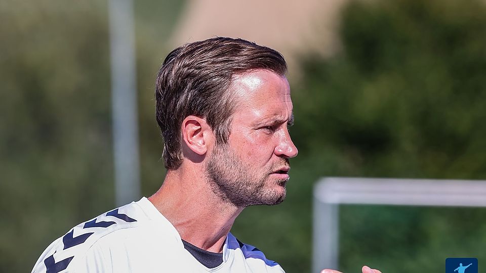 Vilshofens Spielertrainer Martin "Jacko" Wimber musste gegen Winzer vorzeitig vom Platz. Aber nicht nur er - zu acht erkämpfte sich der FCV aber trotzdem noch einen Punkt!  