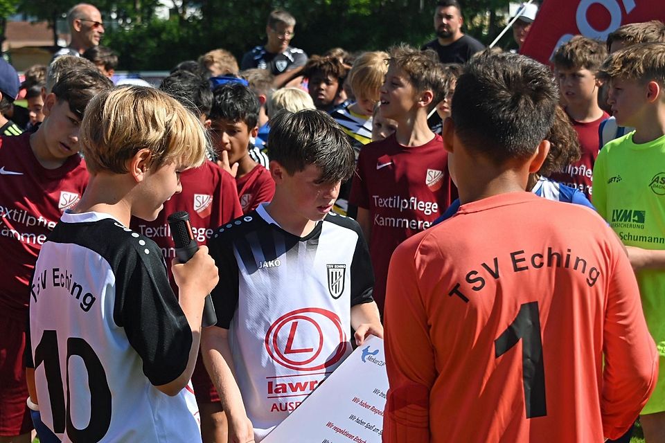 Starke Worte für Respekt und Fairness: Pius Klawunn (l.) verlas vor Beginn der Bezirksfinalpartien den Ehrenkodex des Merkur CUP. Mitspielen konnte der Echinger Kapitän bei dem Turnier am Samstag allerdings nicht. Starke Worte für Respekt und Fairness: Pius Klawunn (l.) verlas vor Beginn der Bezirksfinalpartien den Ehrenkodex des Merkur CUP. Mitspielen konnte der Echinger Kapitän bei dem Turnier am Samstag allerdings nicht.