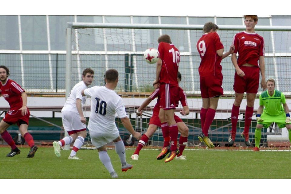 An ihre Leistungsgrenze ging die SG Hausham (in Rot) gegen den FC Real Kreuth. Glanzparaden zeigte dabei auch Torwart Benjamin Edenhofer (in Grün).  Andreas Leder