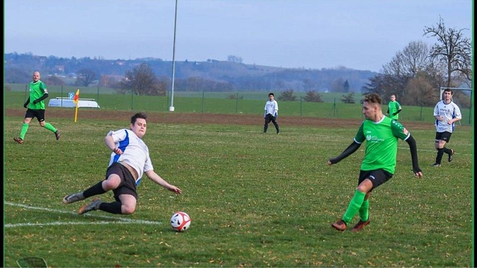 Da wo Fußball noch ehrlich "gearbeitet" wird: In der 2. Kreisklasse Meißen setzte sich der LSV Barnitz II (grüne Trikots) mit 3:1-Treffern gegen den Tabellennachbarn vom TSV Merschwitz II durch, F: Haua