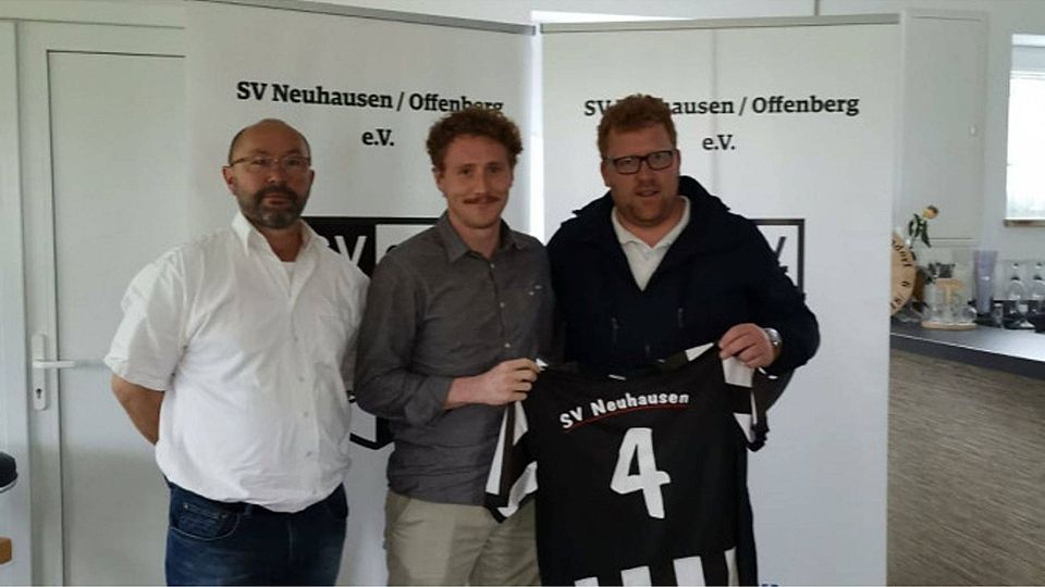 SVN-Vorstand Norbert Kroker (links) und der sportliche Leiter Felix Schmid (rechts) begrüßen Simon Godec beim SV Neuhausen/Offenberg.