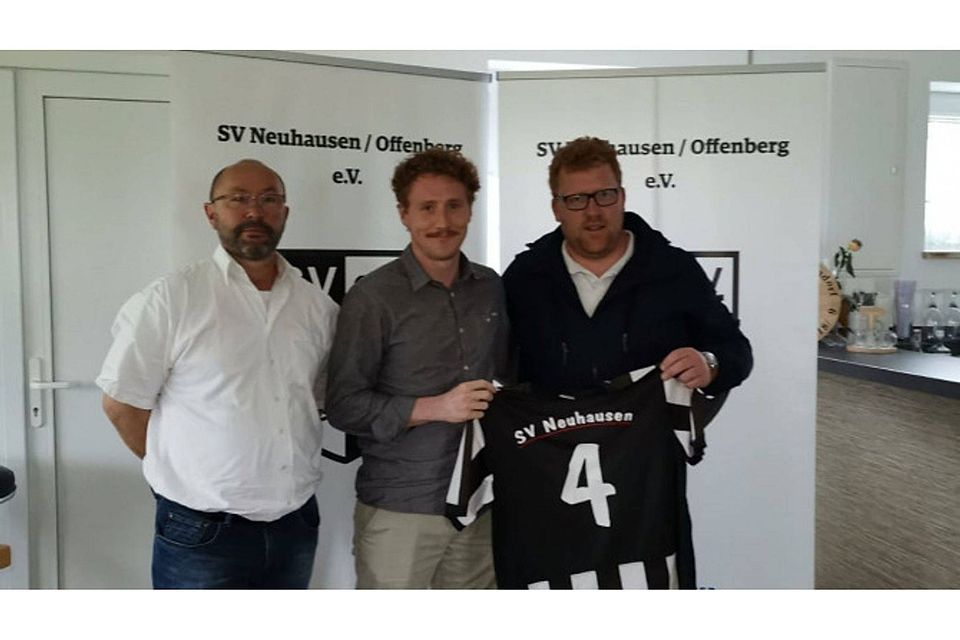 SVN-Vorstand Norbert Kroker (links) und der sportliche Leiter Felix Schmid (rechts) begrüßen Simon Godec beim SV Neuhausen/Offenberg.