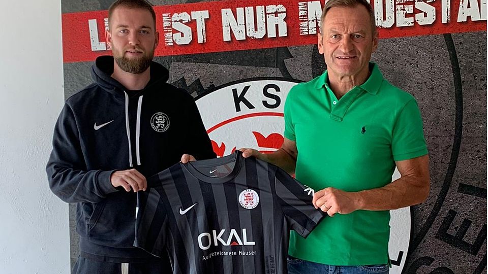  Nils Stendera bleibt bis 2024 ein Löwe. Im Bild mit Jörg Müller, sportlicher Leiter des KSV. 