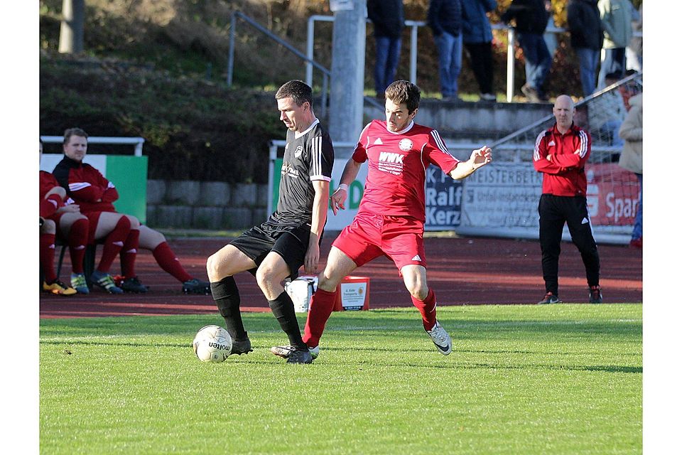 Christian Kroehl vom FSV Saulheim schirmt den Ball ab vor Pfeddersheims Besart Morina.