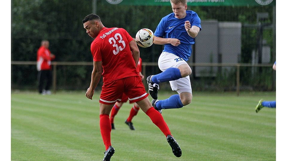 Mit Feuereifer dabei: SV Horchheims Kevin Mink (rechts), hier im Halbfinale der Stadtmeisterschaft gegen Neuhausens Lamar Gotel.