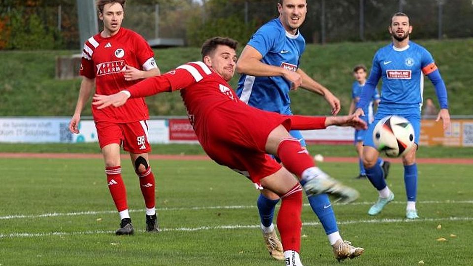 Jan Wingenter (blaues Trikot, Mitte) fällt vorerst bei der Kreuznacher Eintracht aus. Der Einsatz von Teamkollege Deniz Darcan (rechts) ist fraglich.	Foto: Mario Luge