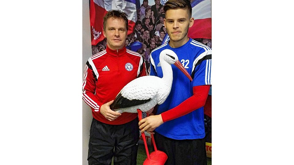 Künftig ein Kieler &quot;Storch&quot;: Der isländische Neuzugang Eiður Sigurbjörnsson (rechts) mit Trainer Karsten Neitzel. Foto: Stieh