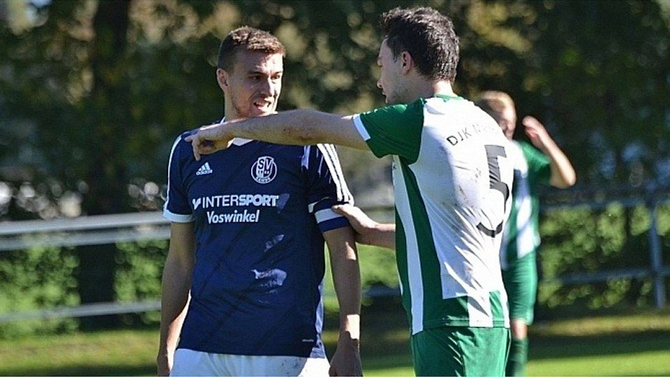 Viktor Glaas (l.) traf bereits 18 Mal für den SV Sande II. Hier diskutiert er mit Mastbruchs Bastian Brathun.