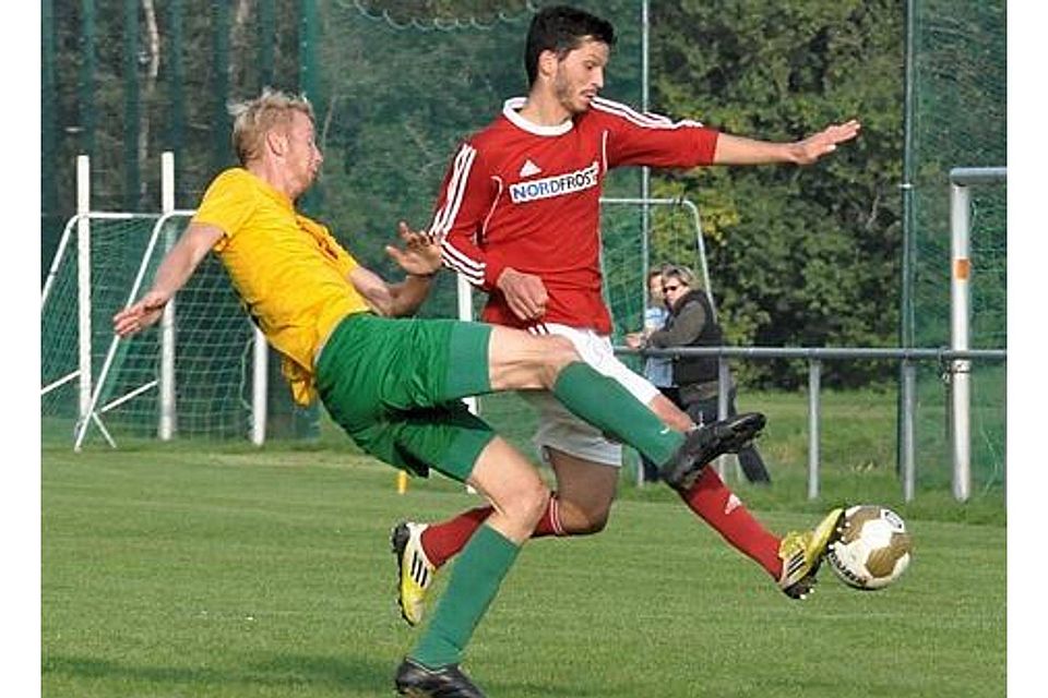 Abbehausens Fußballer (in Grün-Gelb) warfen sich am Sonntag gegen  Heidmühle vergeblich in die Zweikämpfe. grossmann