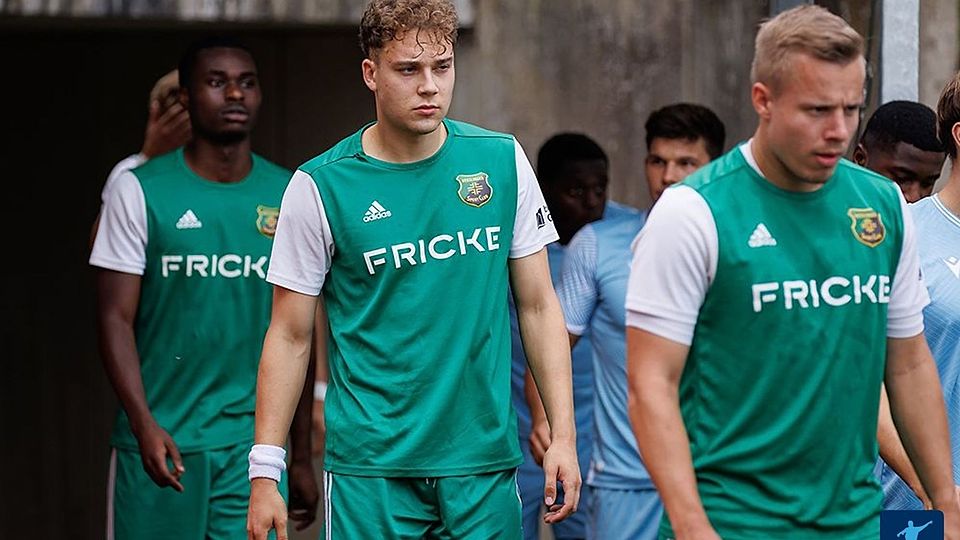 Leon Arizanov (Mitte) beim Einlaufen in das Heeslinger Waldstadion