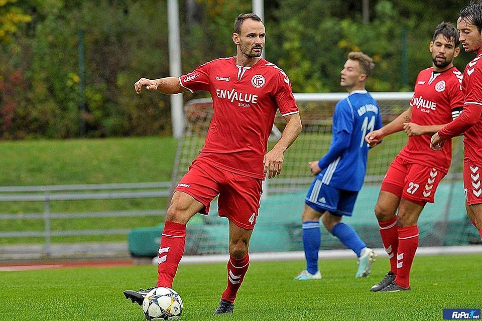 Benedikt Buchinger (li.) und der 1. FC Passau mussten in allerletzter Minute den Treffer zum 1:2 hinnehmen.