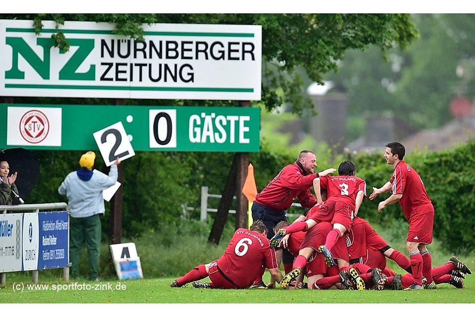 Riesenfreude bei den Deutenbachern nach dem Treffer zum 3:0. F: Zink