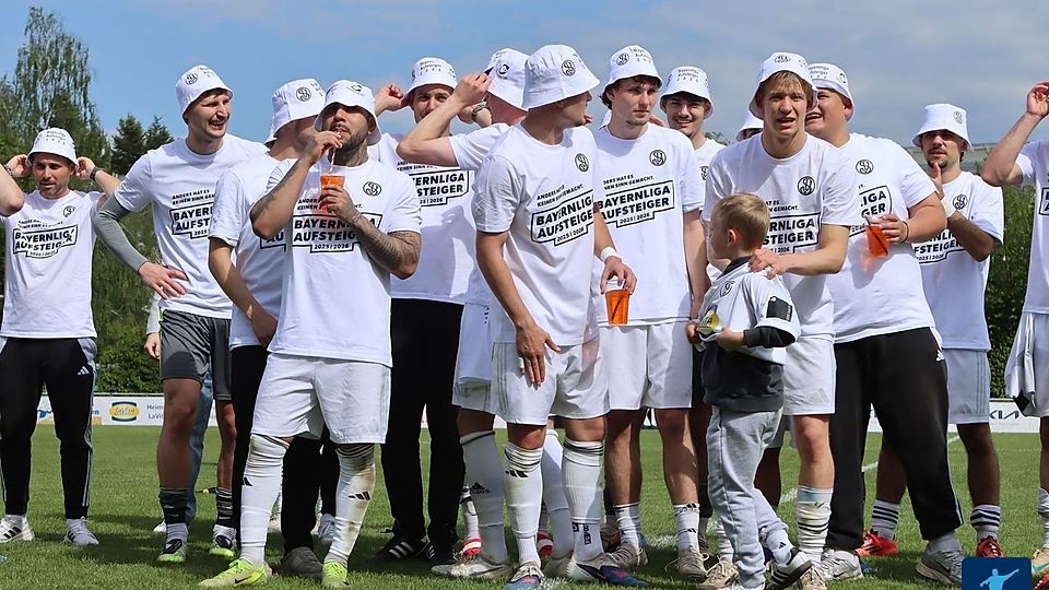 In Feierstimmung: Die SpVgg Lanshut ist nach elf Jahren Abstinenz zurück in der Bayernliga!