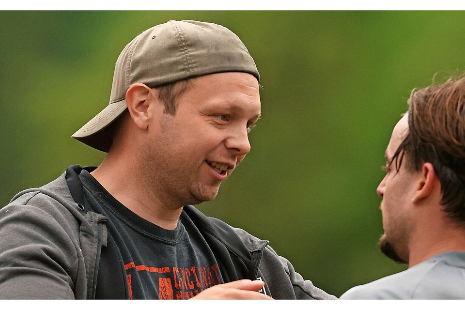 Hatte nach dem Sieg beim VfL Trier allen Grund zur Freude: Kanzems Trainer Carlo Müller (links). Hatte nach dem Sieg beim VfL Trier allen Grund zur Freude: Kanzems Trainer Carlo Müller (links).