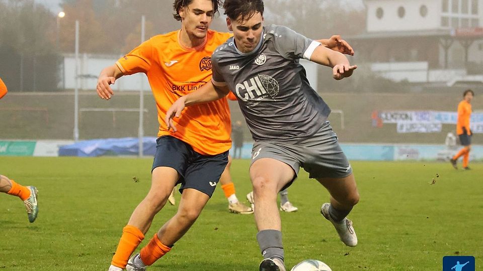 SVWler Ben Preuße (links) im Zweikampf gegen Biebrichs Pascal Koch (rechts). 