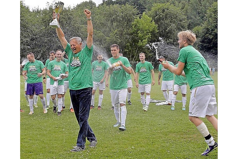 Riesenjubel beim Aufsteiger Gehren. Der langjährige Trainer Horst Schulz bekam nach dem Pokalgewinn eine zünftige Sektdusche. Foto: bkh
