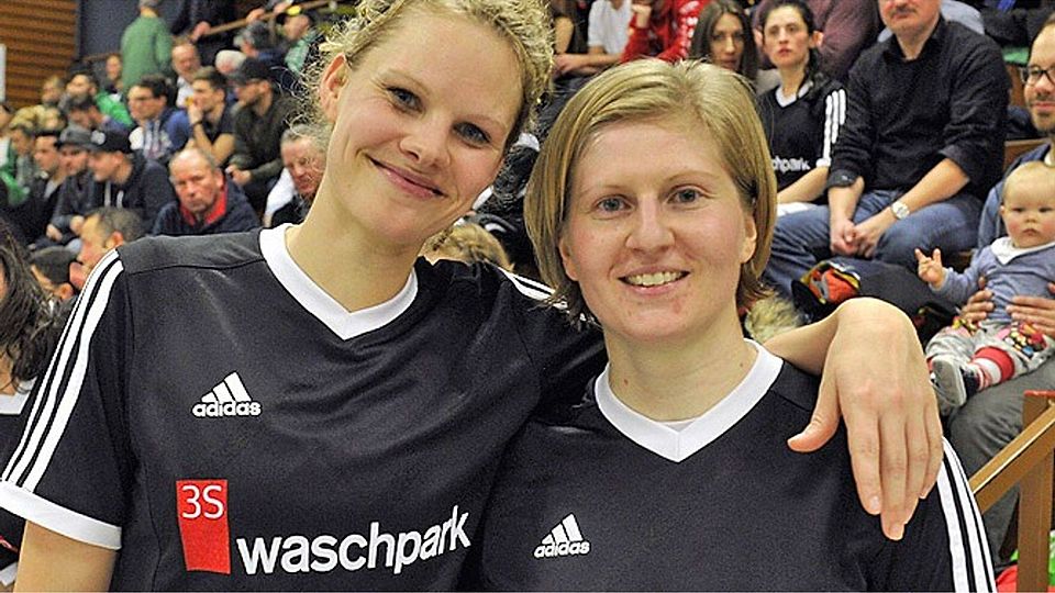 Denise Rittel (rechts) vom TSV Pfersee ist wenig erfreut über den Modus der Schwäbischen Futsalmeisterschaft der Frauen (links Susanne Wagner).  Foto: Fred Schöllhorn