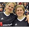Denise Rittel (rechts) vom TSV Pfersee ist wenig erfreut über den Modus der Schwäbischen Futsalmeisterschaft der Frauen (links Susanne Wagner).  Foto: Fred Schöllhorn