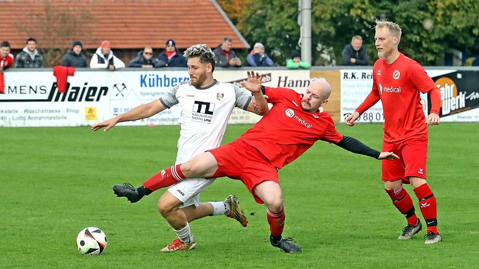 Fußball Saison 2025/26 Kreisklasse Der ddreifache Torschütze Denny Krämer (in Weiß) von der SG Antdorf/Iffeldorf im Zweikampf mit Alexander Schappele vom SV Raisting II am 19. Oktober 2025