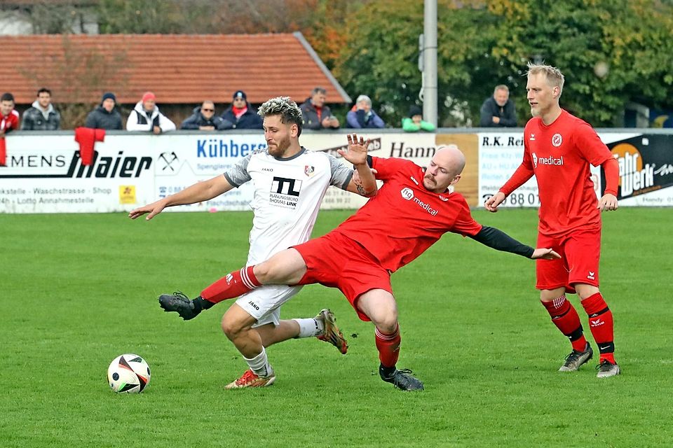 Fußball Saison 2025/26 Kreisklasse Der ddreifache Torschütze Denny Krämer (in Weiß) von der SG Antdorf/Iffeldorf im Zweikampf mit Alexander Schappele vom SV Raisting II am 19. Oktober 2025