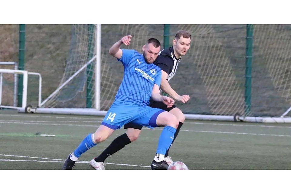 Hängt sich mit seinen Teamkollegen voll rein, kann die Niederlage gegen den TuS Dietkirchen aber nicht verhindern: Nino Schmidt von Fußball-Verbandsligist FV Breidenbach. (Archivbild) © Jens Schmidt Hängt sich mit seinen Teamkollegen voll rein, kann die Niederlage gegen den TuS Dietkirchen aber nicht verhindern: Nino Schmidt von Fußball-Verbandsligist FV Breidenbach. (Archivbild) © Jens Schmidt