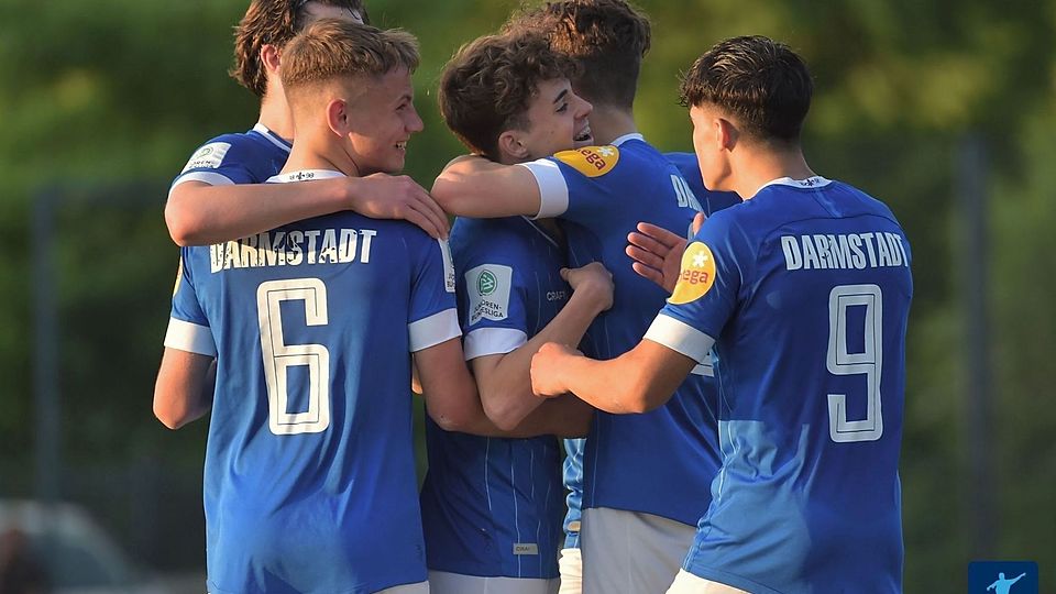 Die B-Junioren des SV Darmstadt 98 am jubeln.