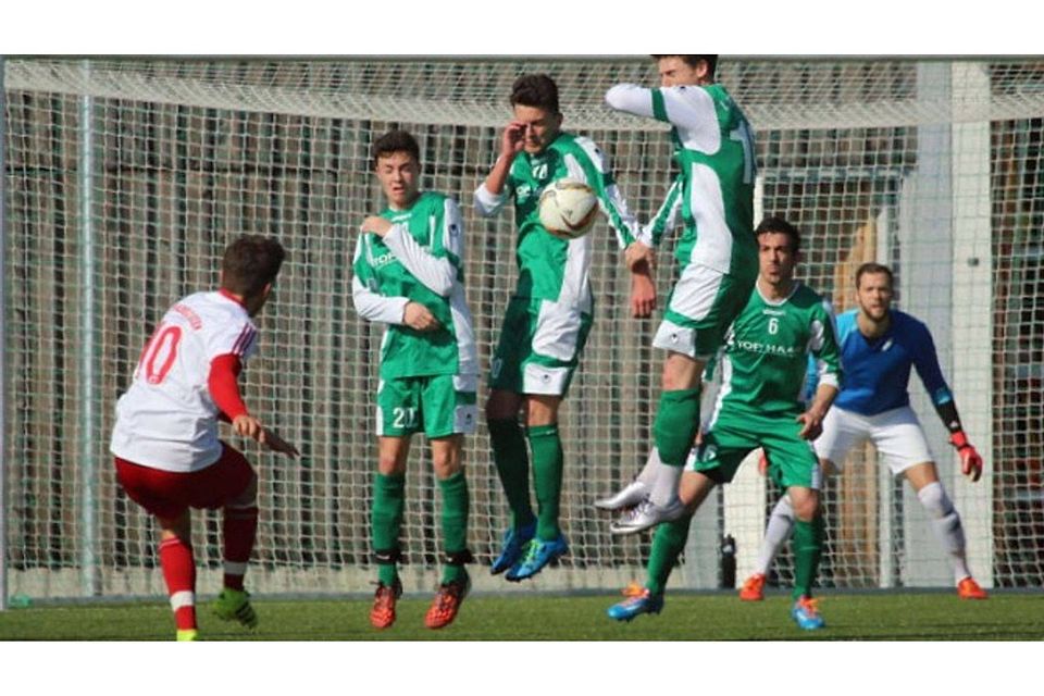 Kompakt vor dem eigenen Tor: Im Heimspiel gegen den FC Anadolu zeigten die Penzberger (in grünen Trikots) eine kompakte Defensivleistung. Am Ende mussten sie sich dennoch mit 0:1 geschlagen geben. Foto: Halmel