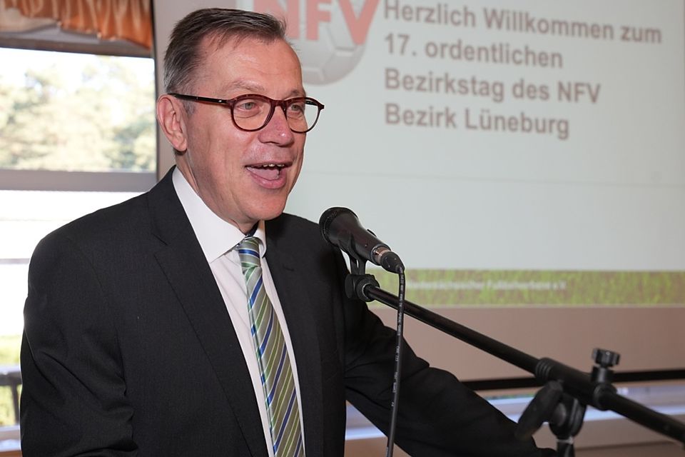 Christian Röhling eröffnete zum ersten Mal einen Bezirkstag als Vorsitzender.     