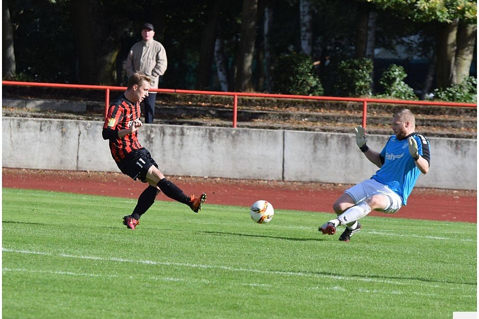 Chris Krause markiert hier kurz vor der Pause das 2:0. Nach der Halbzeit legte er seinen zweiten Treffer nach. Foto: Schulz.