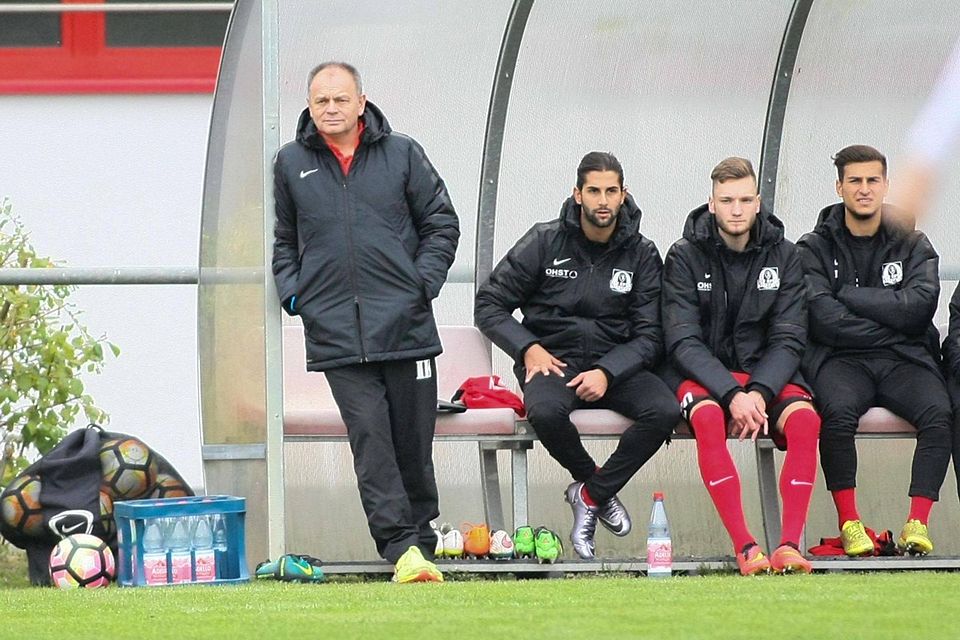 Hat schon bessere Spiele seiner Mannschaft gesehen als das gegen Brieselang: Optik-Trainer Ingo Kahlisch (links) Foto: Kay Harzmann