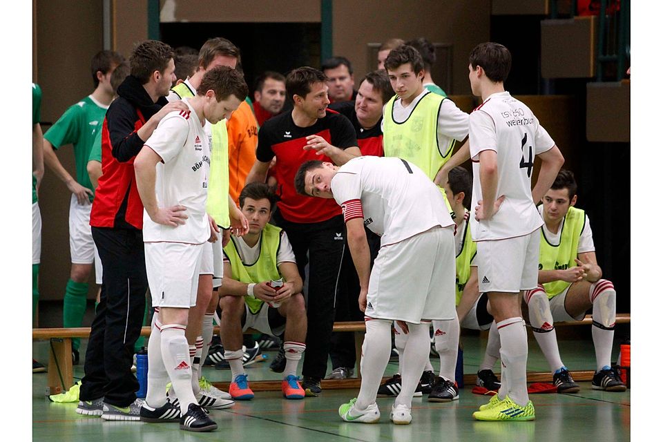 Einstimmen auf die bayerische Hallenmeisterschaft: Trainer Thomas Schneider (Bildmitte) und seine Weißenburger beim Bezirksfinale (F.: Roland Fengler).