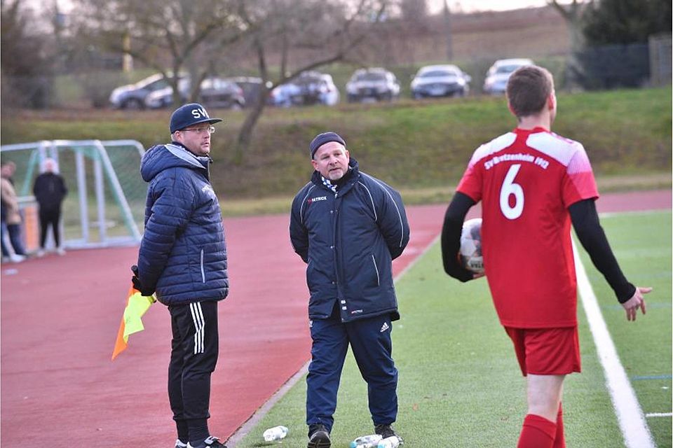Trainer Uwe Laier (Mitte). 	