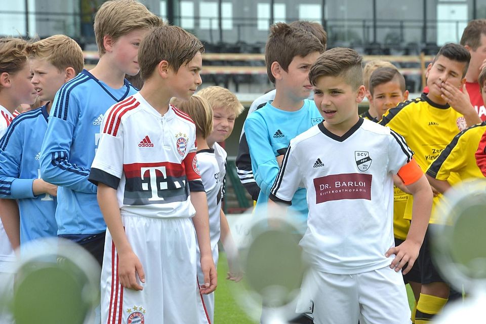 Kenan Yildiz (l.) führt im Merkur Cup als Kapitän die U11-Junioren des FC Bayern aufs Feld