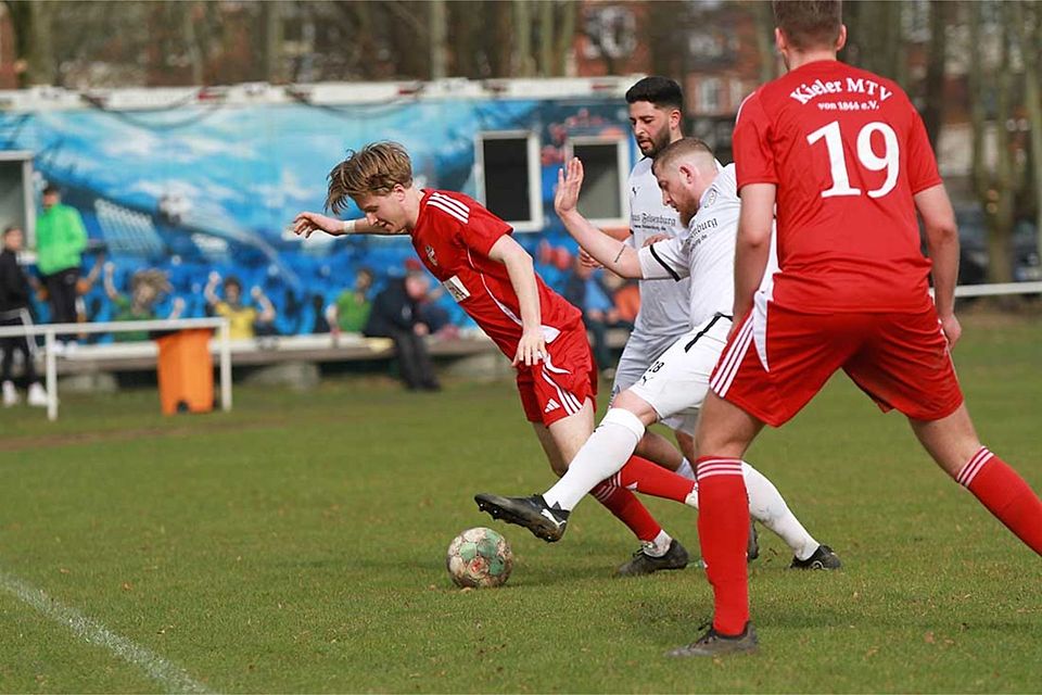 Hier gibt es gleich den Freistoß zum 2-1. Janne Rudolph (Kieler MTV) gegen den aktiven Alex Schachmeier und Volkan Töremen (Probsteier SG).
