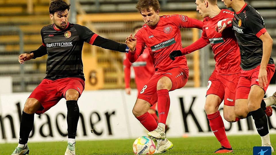 Die SF Siegen (rot) stehen nach dem 2:0-Erfolg in Erkenschwick im Viertelfinale des Westfalenpokals.