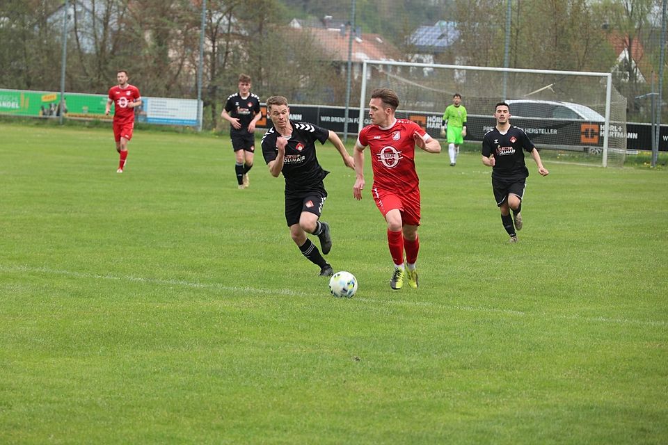 Mehr Probleme als erwartet hatten Jonas Schwarz (rechts) und der SV Günding mit den Gästen aus Petershausen (im Bild Marvin Heuer).