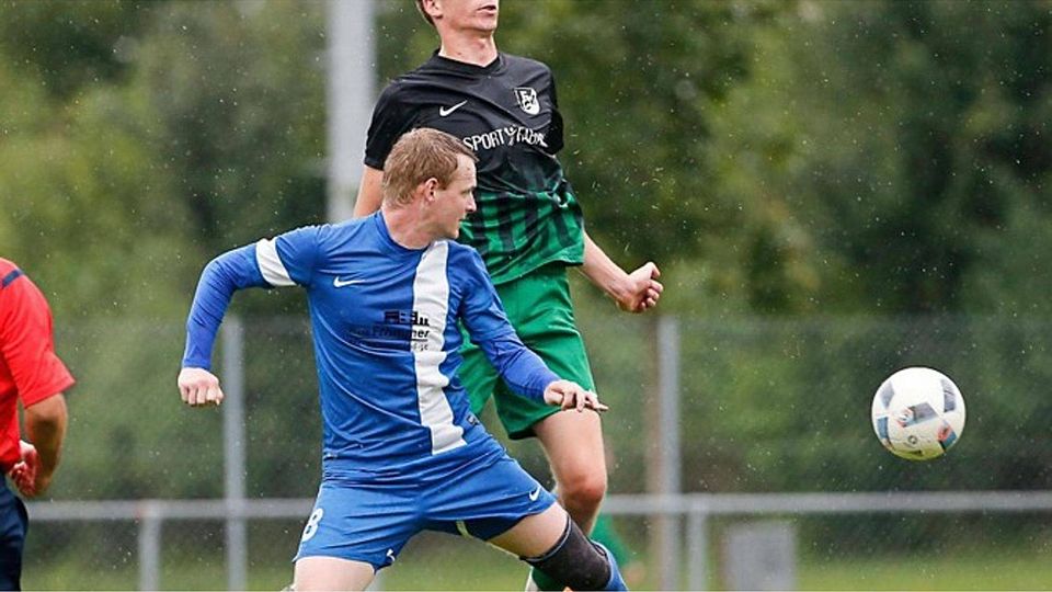 Mittelbiberach (hinten Benjamin Hipp) hat im Derby Stafflangen (hier Bernd Weiler) abgefertigt. Foto: Volker Strohmaier