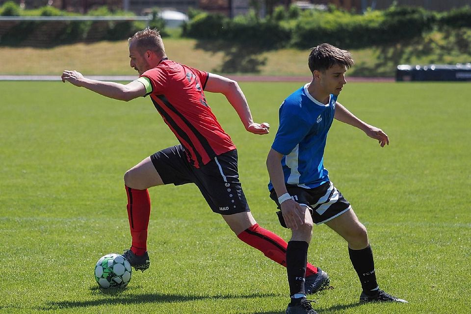 Letzte Kurve und ab auf die Zielgerade: Zornedings Kapitän (rot) Markus Bayer hat mit seinem Team den nächsten großen Schritt in Richtung Bezirksliga gemeistert. Am Sonntag könnte man die Meisterschaft feiern.