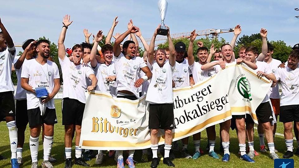 Bornheim hebt den Pokal in die Höhe