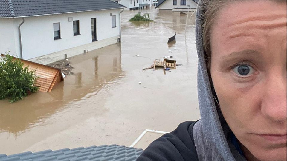 Das Neubaugebiet, in dem Jacqueline Dünker in Bad Neuenahr-Ahrweiler wohnt, steht vollkommen unter Wasser. In der Nacht zu Donnerstag rettete sie sich auf das Dach ihres Hauses, wartete bis 6 Uhr auf Rettungsboote.