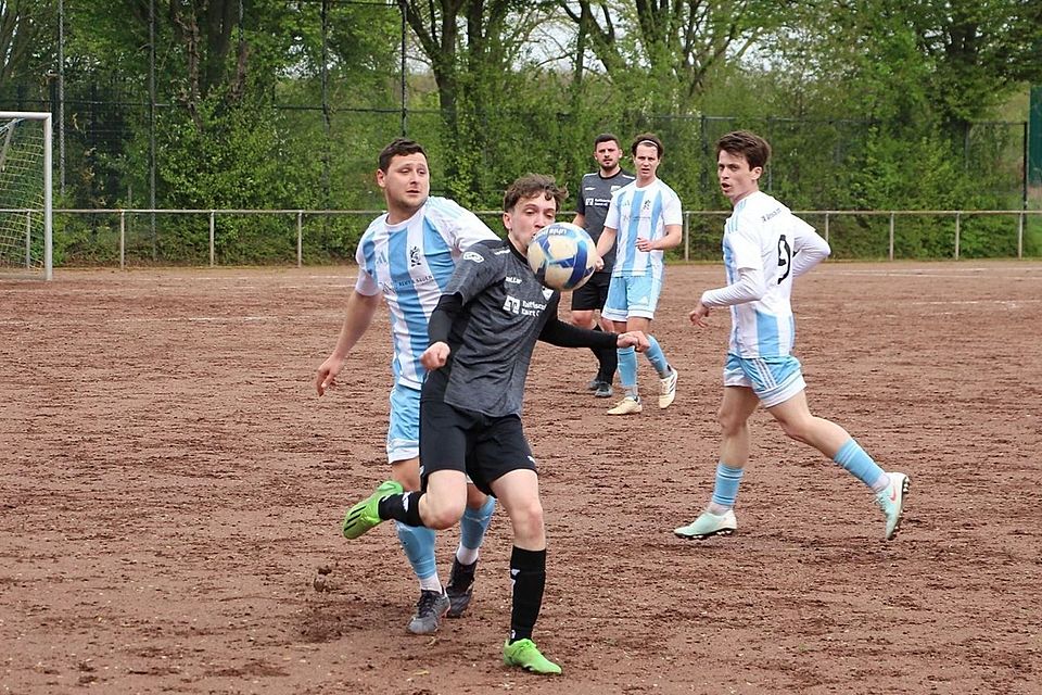 Zwischen Germania Grefrath und den Sportfreunden Vorst gab es keinen Sieger. Zwischen Germania Grefrath und den Sportfreunden Vorst gab es keinen Sieger.