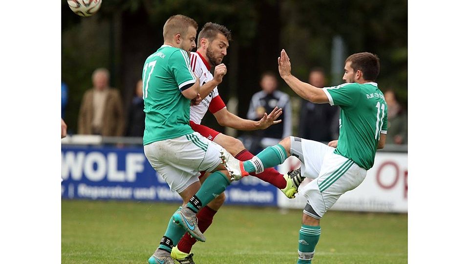 Der Spannungsfaktor überwog in der Partie zwischen Kersbach (grüne Trikots) und Weilers­bach (in weiß-rot) den Unterhaltungsfaktor. F: Ralf Rödel