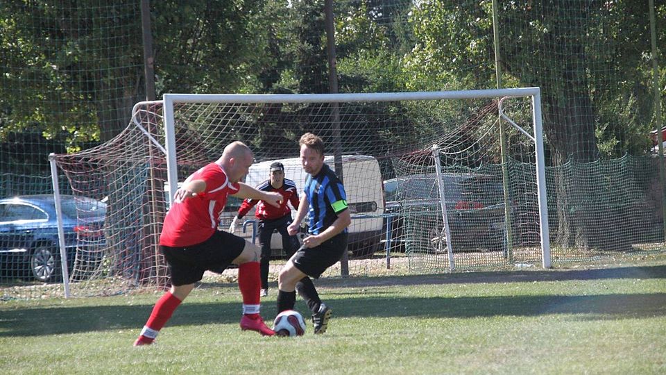 Drei Tore steuerte Sven Meißner (in rot) zum 5:4-Erfolg  n.V. der Kleinpaschlebener Reserve gegen Radegast in der 2. Runde bei Foto:  Uwe Lehmann