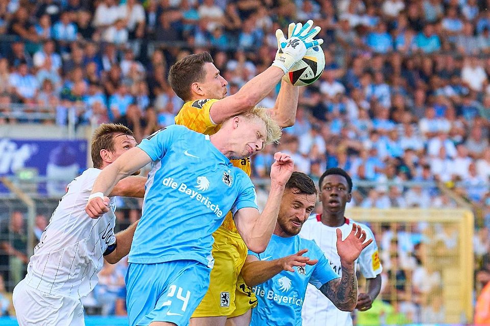 Voller Einsatz für 1860: Keeper René Vollath (2.v.l.) und Verteidiger Raphael Schifferl (M.) sind in der Löwen-Defensive fest gesetzt.