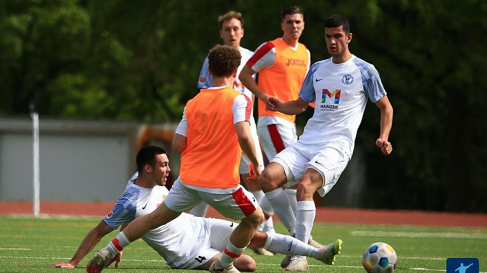 Immer mittendrin im Getümmel: Ufuk Kömesögütlü (weißes Trikot, stehend) war lange Zeit aus der SVG-Defensive nicht wegzudenken. Nun zieht es ihn nach Karbach.