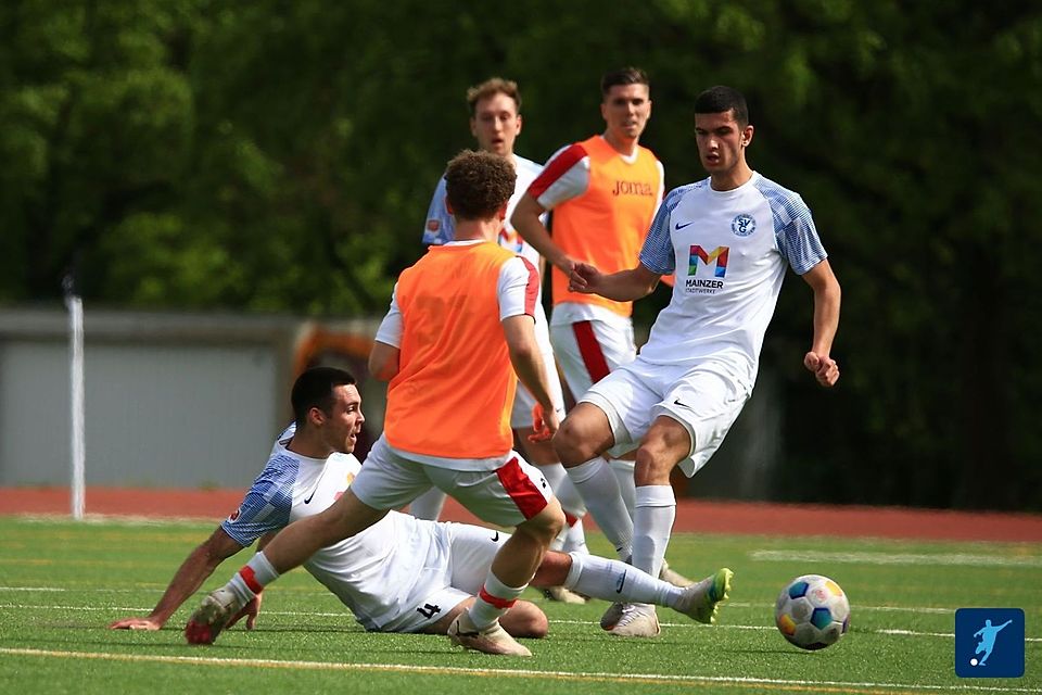 Immer mittendrin im Getümmel: Ufuk Kömesögütlü (weißes Trikot, stehend) war lange Zeit aus der SVG-Defensive nicht wegzudenken. Nun zieht es ihn nach Karbach.