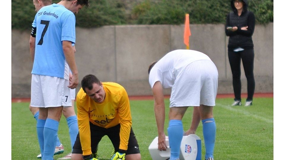 Hier krümmt er sich vor Schmerzen, mittlerweile ist er aber wieder fit: Pascal Löffler von A-Ligist SG Grebenhain/Bermuthshain.	Foto: red