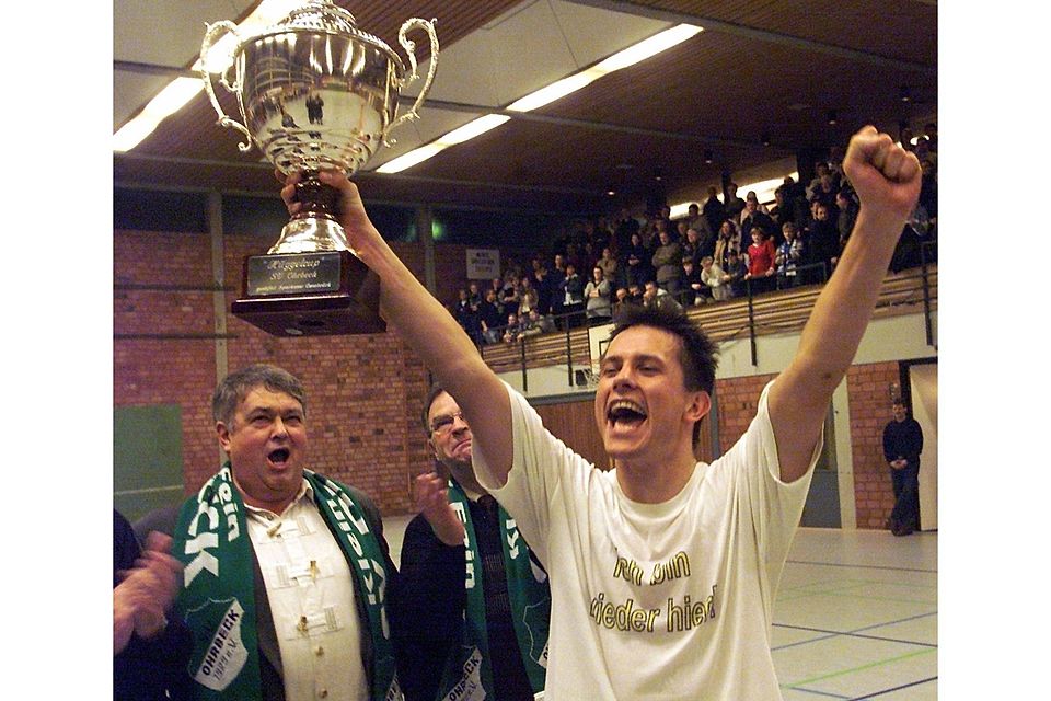 Einer von vielen Pokalen: Andreas Schüttpelz bejubelt den Gewinn des Hüggel-Cups 2001 mit dem TuS Glane. Foto: Gert Westdörp