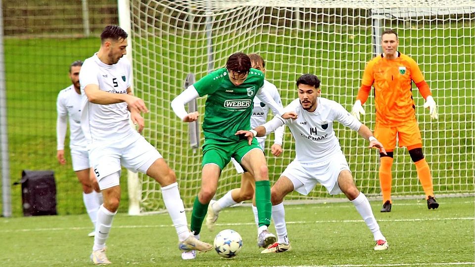 Fußball Saison 2025/26 Bezirksliga 1. FC Penzberg (in Weiß) im Heimspiel gegen den BCF Wolfratshausen am 25. Oktober 2025