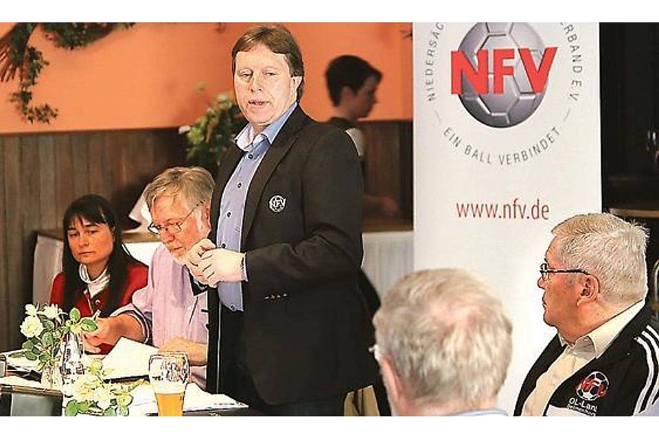 Umstrukturierung: Fußball-Kreisvorstand Erich Meenken präsentiert in Kirchhatten die Pläne Niklas Benter